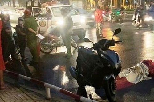 Đang chạy xe bỗng ngã xuống đường tử vong