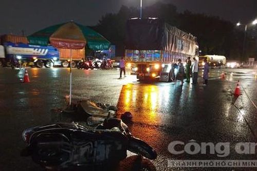 Mẹ khóc ngất khi con trai bị xe tải cán tử vong ngay bên cạnh