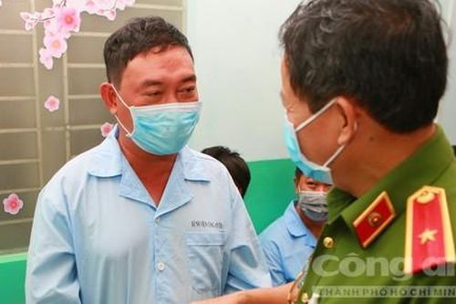 Công an TPHCM thăm, tặng quà CBCS điều trị tại bệnh viện