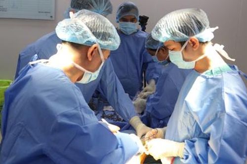 Hồi sinh đôi chân cho người phụ nữ trải qua 7 lần phẫu thuật
