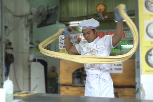 Nam đầu bếp nhào bột, kéo mì như múa võ Kungfu ở TP.HCM