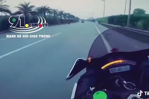 Phẫn nộ cảnh 2 mô tô phân khối lớn rượt đuổi nhau trên đường Hà Nội