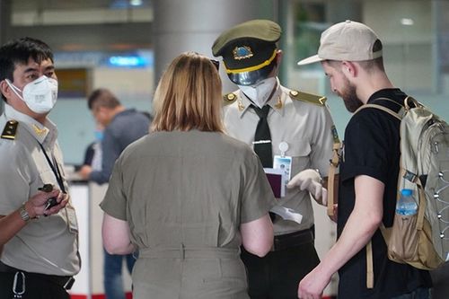 Trước khi nhập cảnh vào Việt Nam, chuyên gia nước ngoài phải xét nghiệm COVID-19