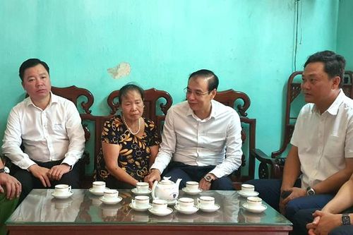 Lãnh đạo thành phố thăm, tặng quà gia đình các liệt sĩ hy sinh tại Đồng Tâm