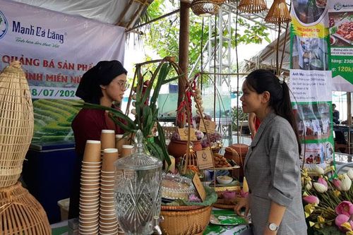 2.000 sản phẩm OCOP được quảng bá tại phố đi bộ Trịnh Công Sơn, quận Tây Hồ