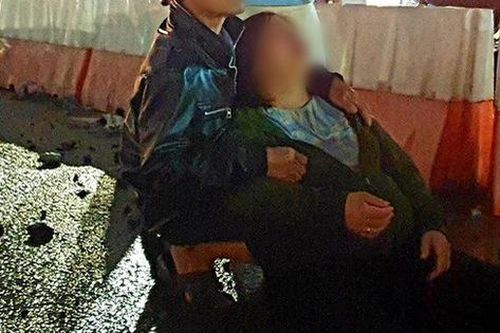 Chở con trai về nhà chơi hè bị xe tải tông tử vong, người mẹ ngồi khóc ngất dưới mưa