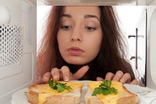Không phải ai cũng đang dùng lò vi sóng đúng cách, đây là những lỗi sai phổ biến gây bệnh, bạn cần biết để né tránh