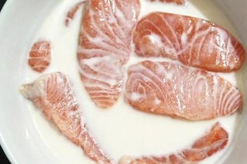 Cá hồi cực tốt mà lại sợ ăn vì tanh, ngâm với thứ nước này đảm bảo mùi tanh mấy cũng biến mất mà vẫn giữ nguyên chất bổ