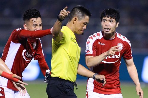 Trọng tài phát hiện Công Phượng ăn gian trên chấm đá phạt