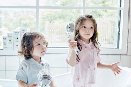 Bộ ba thiên thần nhí lai Hàn - Thụy Sĩ dễ thương ở Hàn Quốc