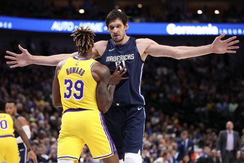Cầu thủ NBA cao 2,24 m với sải tay dài 2,4 m úp rổ không cần nhảy