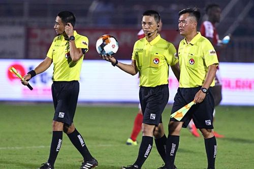 Cựu trọng tài FIFA: 'CLB Hà Nội mất bàn thắng, TP.HCM nên được 11 m'
