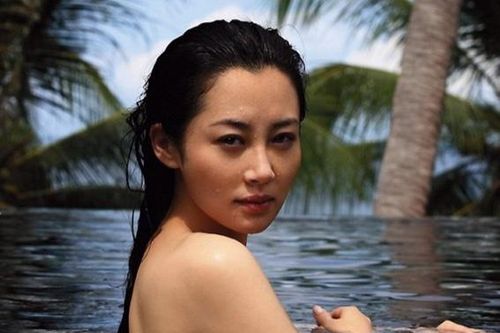 Vì sao 'Thánh Cô' Hứa Tình trẻ đẹp nhưng vẫn cô độc ở tuổi 51?