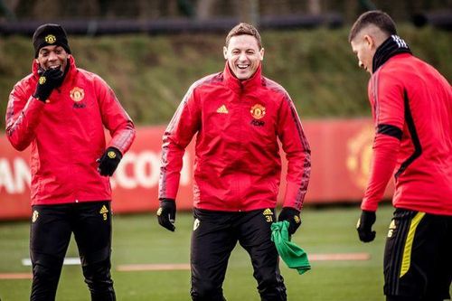 Cầu thủ MU chơi bóng lưới trước trận đấu quyết định với Leicester