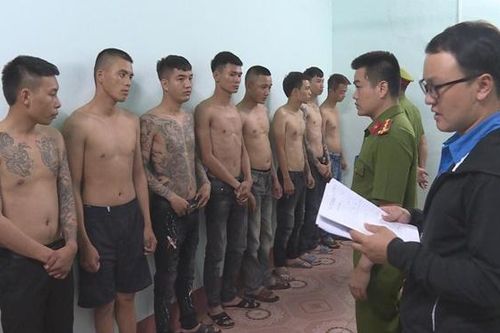 Nhóm tín dụng đen tạt mắm tôm để đòi nợ