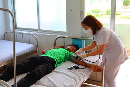 Hơn 40 công nhân nhập viện sau bữa ăn trưa