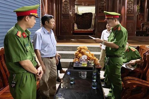 Tạm giữ quyền trưởng phòng thuộc Ban Dân tộc tỉnh Nghệ An và một giám đốc doanh nghiệp