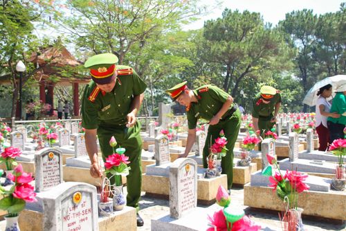 Dòng người về vùng 'đất lửa' Quảng Trị tri ân các anh hùng liệt sĩ