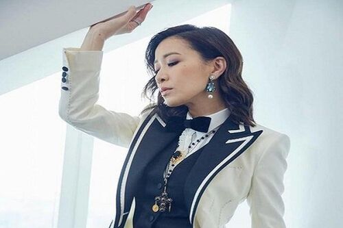 'Kế hậu' Xa Thi Mạn khí chất ngời ngời khi diện vest nam tính