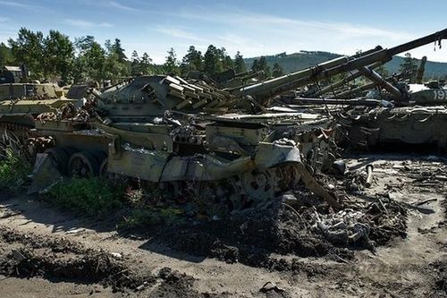 Tiếc nuối dàn xe tăng T-72, T-80 bị bỏ không, tan nát trong 'nghĩa địa'