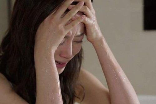 Tôi thắc mắc vì bàn ăn toàn món ngon, vợ bật khóc cho biết tin chấn động