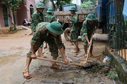 Hết mình vì nhân dân