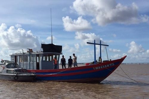 Kịp thời cứu hộ, lai dắt tàu cá hỏng máy trên sông Cấm