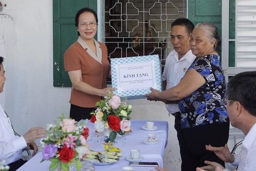 Thăm và tặng quà đối tượng chính sách, người có công quận Kiến An