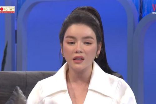 Fans 'than trời' khi thấy gương mặt sưng vù của Lý Nhã Kỳ trên sóng truyền hình