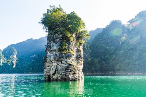 Ngẩn ngơ trước vẻ đẹp của 'Vịnh Hạ Long' giữa đại ngàn xanh thẳm