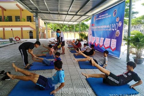 Chiến sĩ Tình nguyện hè dạy bơi miễn phí cho trẻ em khó khăn
