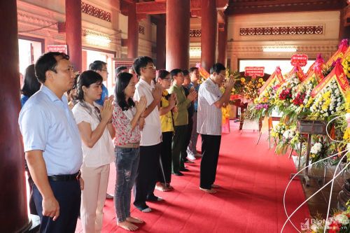 Đảng ủy Khối Các cơ quan tỉnh dâng hương tại Truông Bồn và Nghĩa trang liệt sỹ Việt - Lào