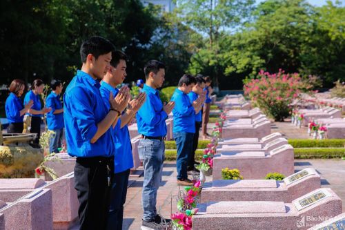 Xúc động những ngày tháng 7 ở Nghĩa trang liệt sỹ thành phố Vinh