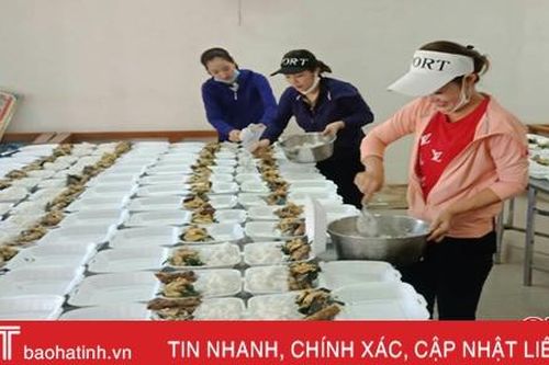 Phụ nữ Hương Sơn luân phiên nấu ăn phục vụ lưu học sinh Lào cách ly y tế