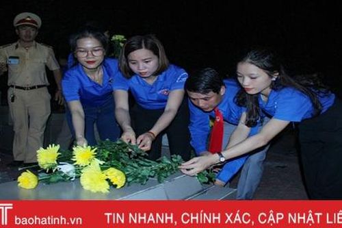 Dâng hương hoa, thắp nến tri ân tại nghĩa trang liệt sỹ ở Hà Tĩnh