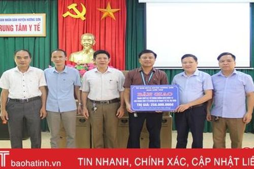 Trao thiết bị y tế trị giá 258 triệu đồng để phòng chống dịch Covd-19