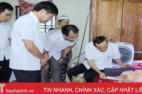 Phó Chủ tịch UBND tỉnh Đặng Ngọc Sơn tặng quà cho các gia đình chính sách ở Lộc Hà