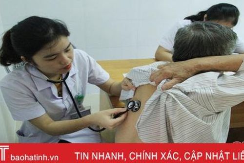 Khám, cấp thuốc miễn phí cho các đối tượng chính sách ở Nghi Xuân, Hương Khê