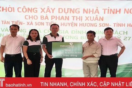Đoàn thanh niên Vietcombank Hà Tĩnh tặng nhà nhân ái cho gia đình chính sách ở Hương Sơn