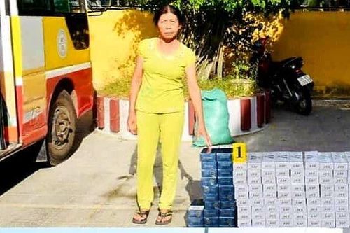 Dùng xe buýt vận chuyển hàng nghìn bao thuốc lá lậu