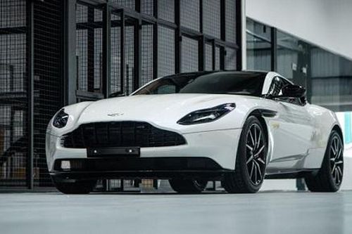 'Soi' siêu xe Aston Martin DB11 Morning Frost giá 15,7 tỷ tại Việt Nam
