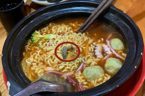Nữ sinh phát hiện thằn lằn trong tô mì cay và thái độ bất ngờ của chủ quán