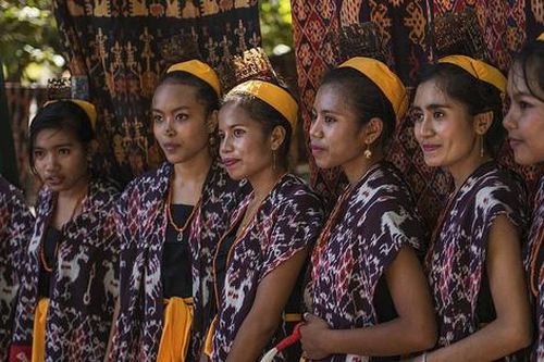 Những chuyện đẫm nước mắt từ tục 'bắt vợ' ở hòn đảo ngọc của Indonesia