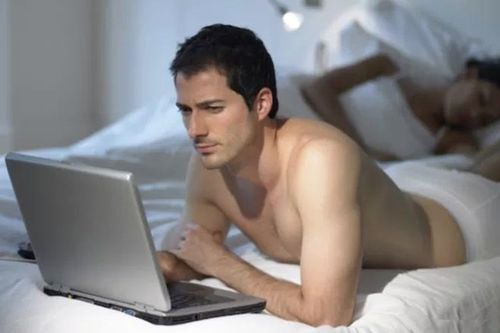 Xem phim khiêu dâm nhiều có làm tăng nguy cơ rối loạn cương dương ở nam giới?
