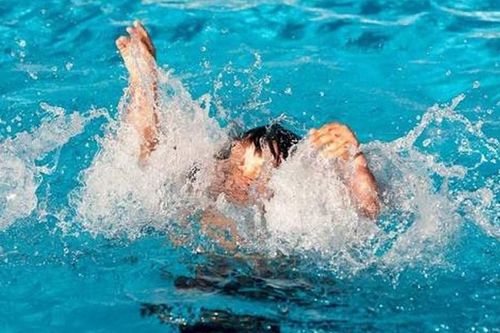 Phòng tránh đuối nước cho trẻ khi đi bơi mùa hè