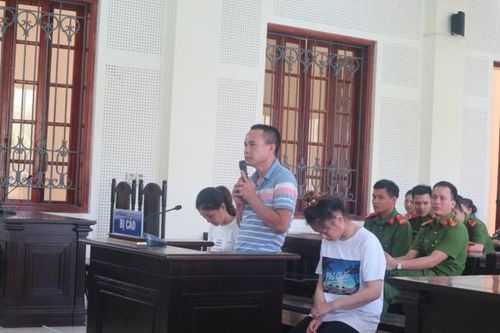 Tìm cha, gặp mẹ ở chốn công đường