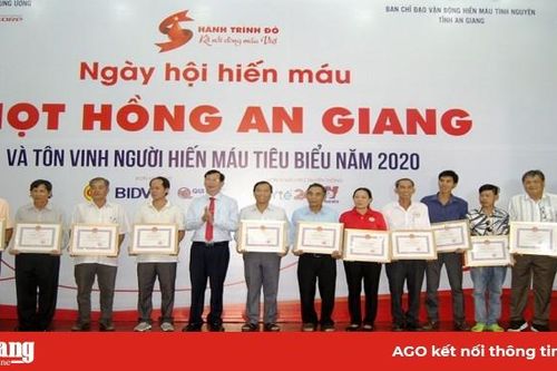 Ngày hội 'Giọt hồng An Giang' thu hút 800 người tham gia hiến máu tình nguyện