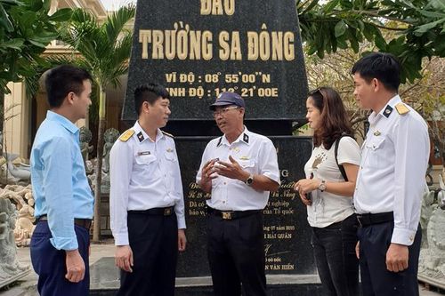 'Lão gàn' xây cột mốc Trường Sa giữa lòng phố biển