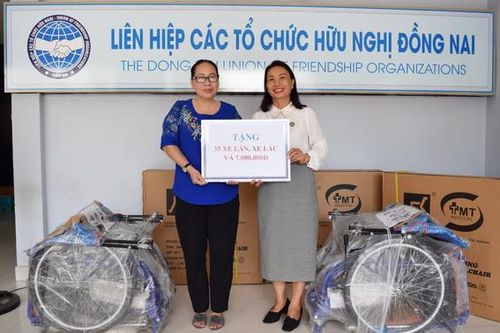 Bàn giao 35 xe lăn, xe lắc cho Hội Nạn nhân chất độc da cam tỉnh
