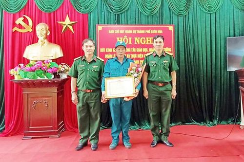 Khen thưởng kịp thời dân quân bắt trộm